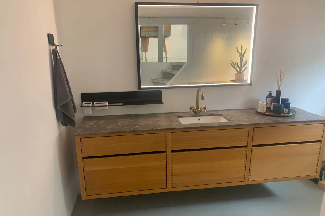 Piso de cuarto de baño revestido con microcemento de tono gris profundo. Piso de cuarto de baño revestido con microcemento de tono gris profundo.
