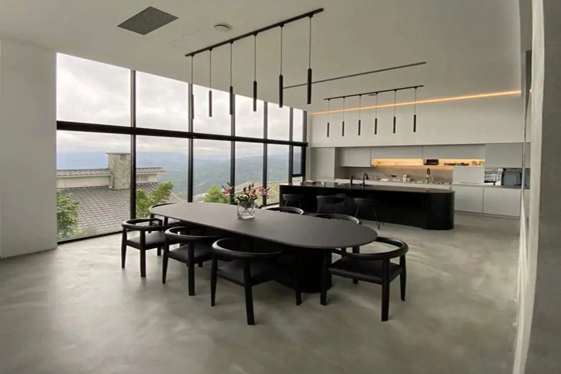 Cocina integrada con el comedor con pavimento de microcemento. Cocina integrada con el comedor con pavimento de microcemento.